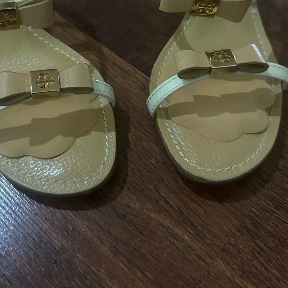 TORY BURCH Elegant Cream Sandals with Bow Accent